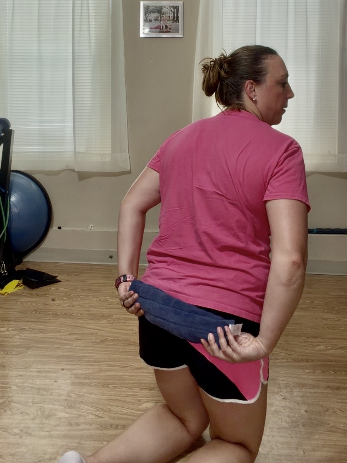 Jen Landry of Moms Fit Life demonstrating where to put the towel for ab work